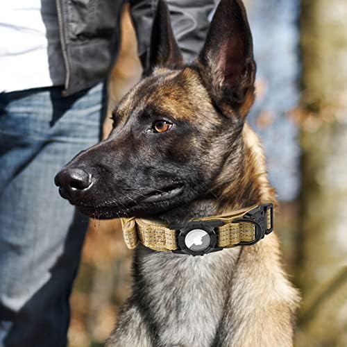 Tieuwant Tactical Airtag Dog Coock, прилагодлива јака за кучиња за кучиња, воена обука најлон јака од кучиња со држач за воздушни аеродром