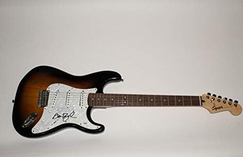 Ден Рејнолдс потпиша електрична гитара за автограм Fender Brand - Замислете ги Dragons PSA