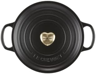 Потпис На Ле Креусет Емајлирана Тркалезна Холандска Печка Од Леано Железо, 3,5 Литри, Сладунец Со Светло Златно Копче За Срце
